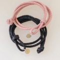 Armband Soft-Nappa mit Knebelverschluss: Muster-Prägung Galuchat mit Schmuckanhänger in Sterling Silber 925/000