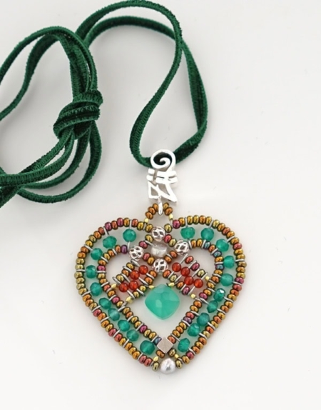 Herz Anhänger "Coeur" Green mit grünem Onyx, Karneol, Perlen, Murano Beads und Sterling Silber 925/000 am Samtband