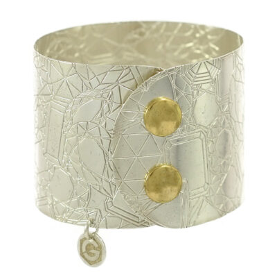 Damen Armreif Atelier mit Diamant Cut Muster in Sterling Silber 925/000 mit Druckknopf Sicherung. Breite: 45 mm