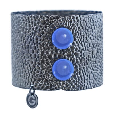 Damen Armreif schwarz rhodiniert mit Druckknopf Schliesse in blauem Achat