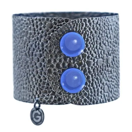 Damen Armreif schwarz rhodiniert mit Druckknopf Schliesse in blauem Achat