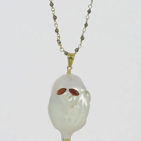 Kette "Ghost" 80cm, Halloween, Anhänger aus einer Naturperle mit Granat Augen im Navette Schliff