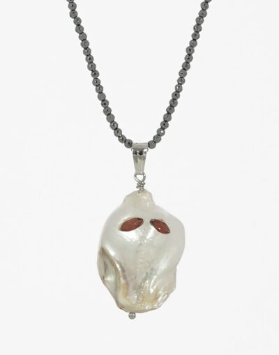 Kette "Ghost" 80cm, Halloween, Anhänger aus einer Naturperle mit Granat Augen im Navette Schliff