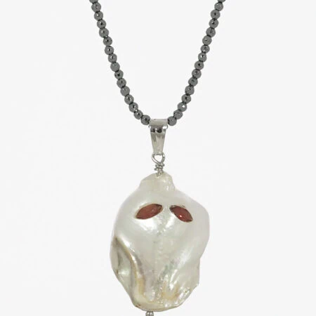 Kette "Ghost" 80cm, Halloween, Anhänger aus einer Naturperle mit Granat Augen im Navette Schliff