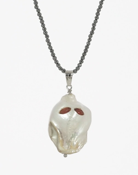 Kette "Ghost" 80cm, Halloween, Anhänger aus einer Naturperle mit Granat Augen im Navette Schliff