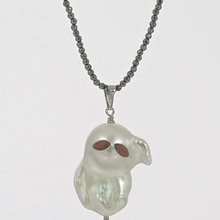 Kette "Ghost" 80cm, Halloween, Anhänger aus einer Naturperle mit Granat Augen im Navette Schliff