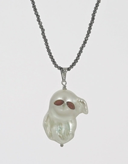 Kette "Ghost" 80cm, Halloween, Anhänger aus einer Naturperle mit Granat Augen im Navette Schliff