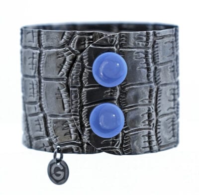 Damen Armreif mit Kroko Muster und blauen Achat Click Button. Manschettenarmband