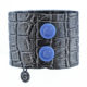 Damen Armreif mit Kroko Muster und blauen Achat Click Button. Manschettenarmband