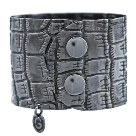 Damen Armreif Atelier Kroko in Sterling Silber 925/000 schwarz rhodiniert, mit Druckknopf Verschluss. Breite: 45 mm