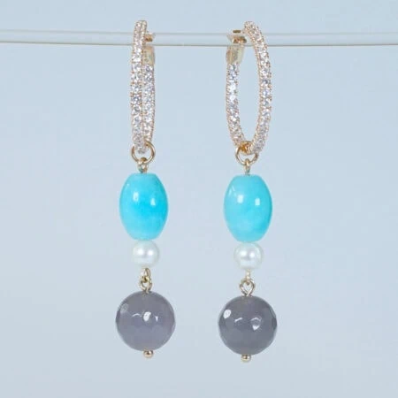 Ohrringe mit Anhänger aus Edelsteinen und Perlen