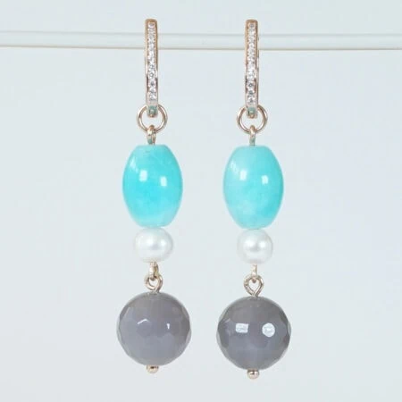 Ohrringe mit Anhänger aus Edelsteinen und Perlen